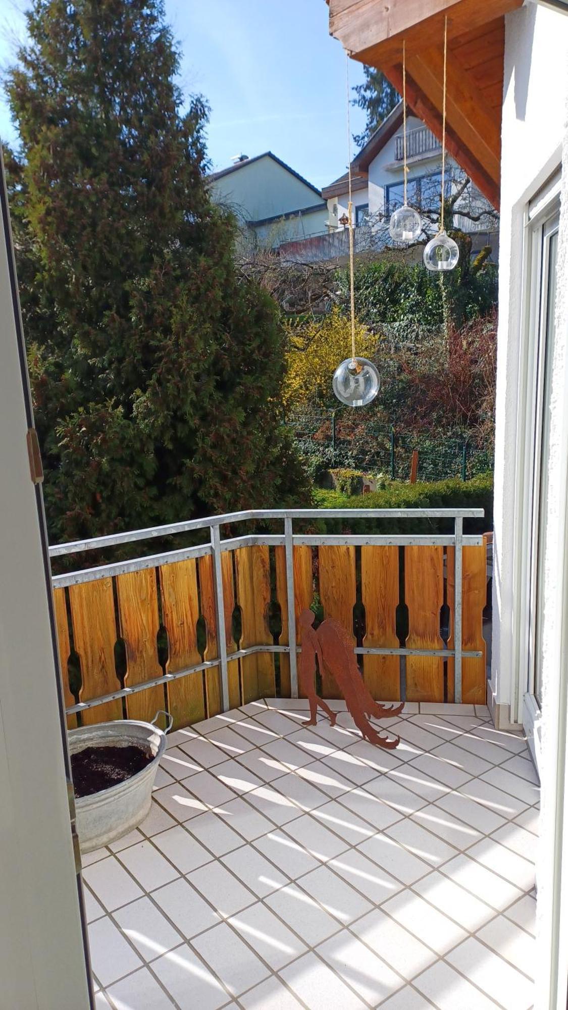 Helle Schoene Dachgeschosswohnung Mit Balkon 슈톡카흐 외부 사진