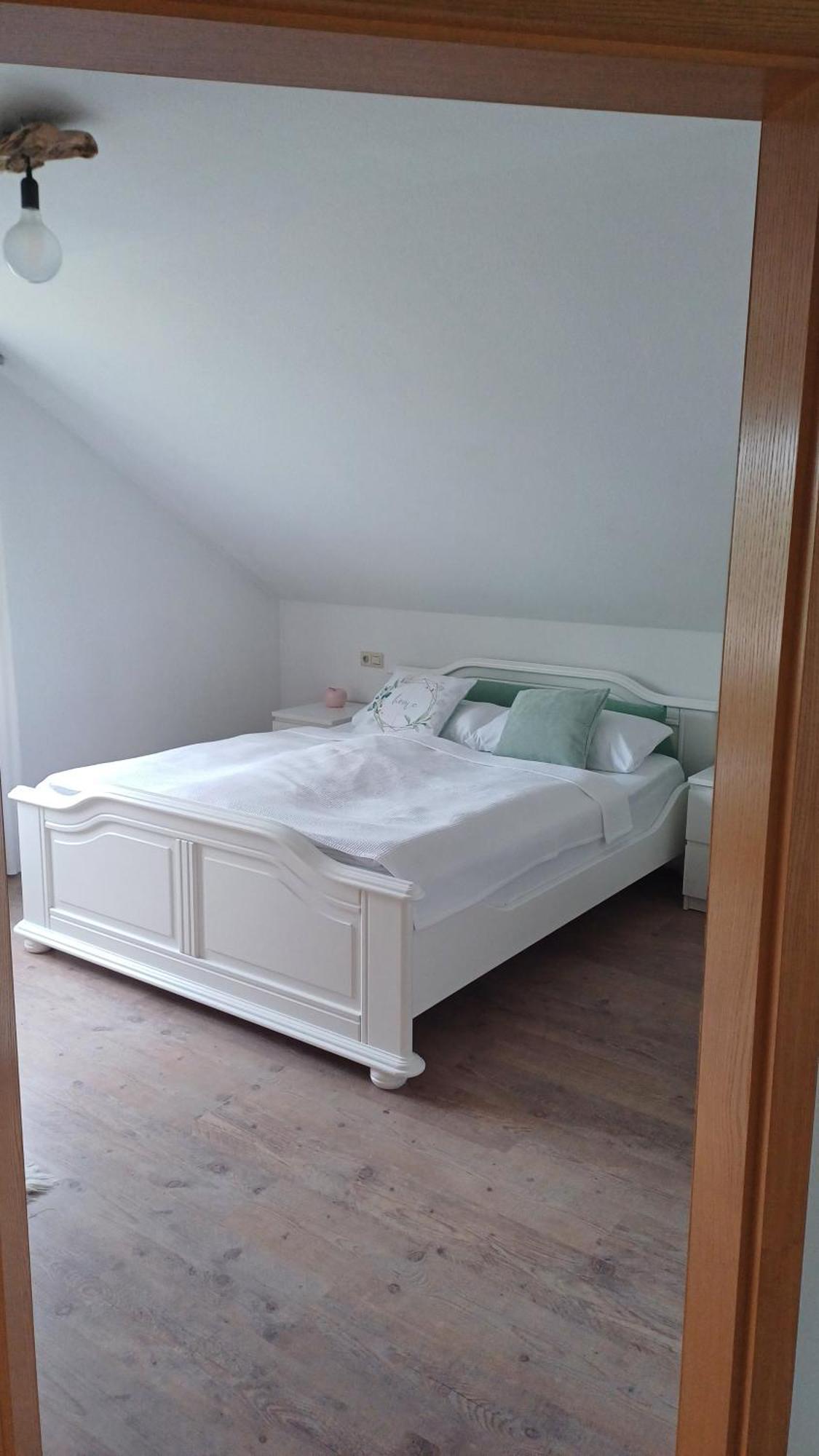 Helle Schoene Dachgeschosswohnung Mit Balkon 슈톡카흐 외부 사진