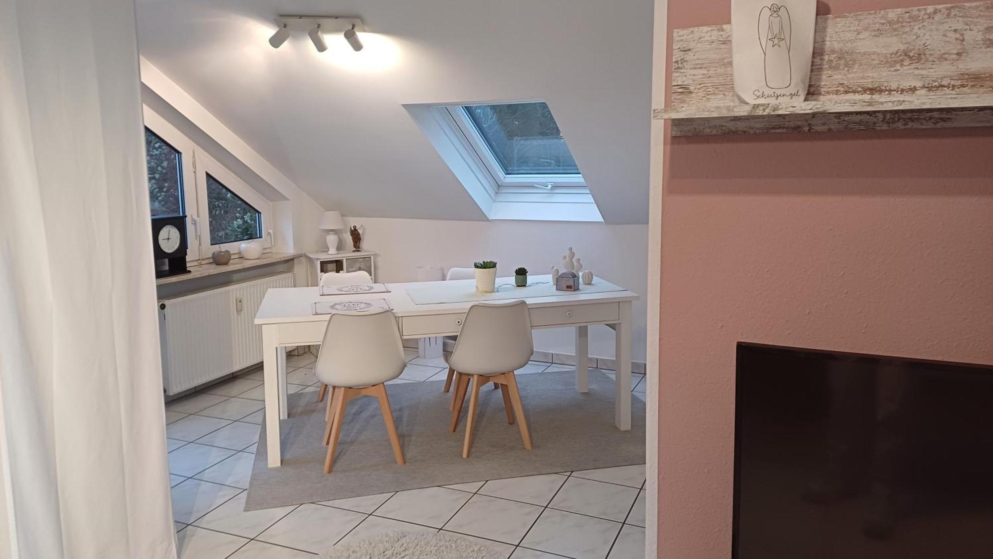 Helle Schoene Dachgeschosswohnung Mit Balkon 슈톡카흐 외부 사진